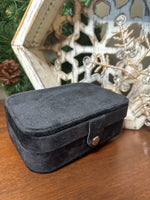 Load image into Gallery viewer, Velvet Jewelry Case :: Black
